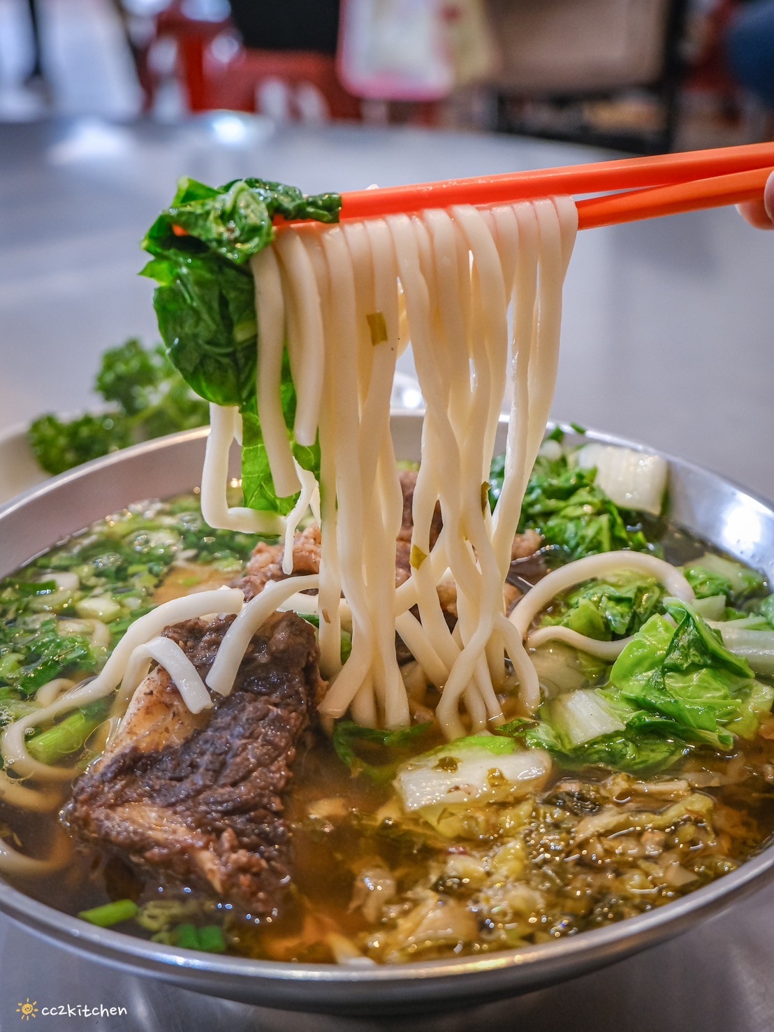 花蓮鳳林美食「孫叔叔牛骨牛肉麵」在地飄香20年的超人氣小吃!浮誇帶骨的牛肉麵豪邁大口吃,清燉湯頭不油不膩,份量大CP值高! - 第29張圖
