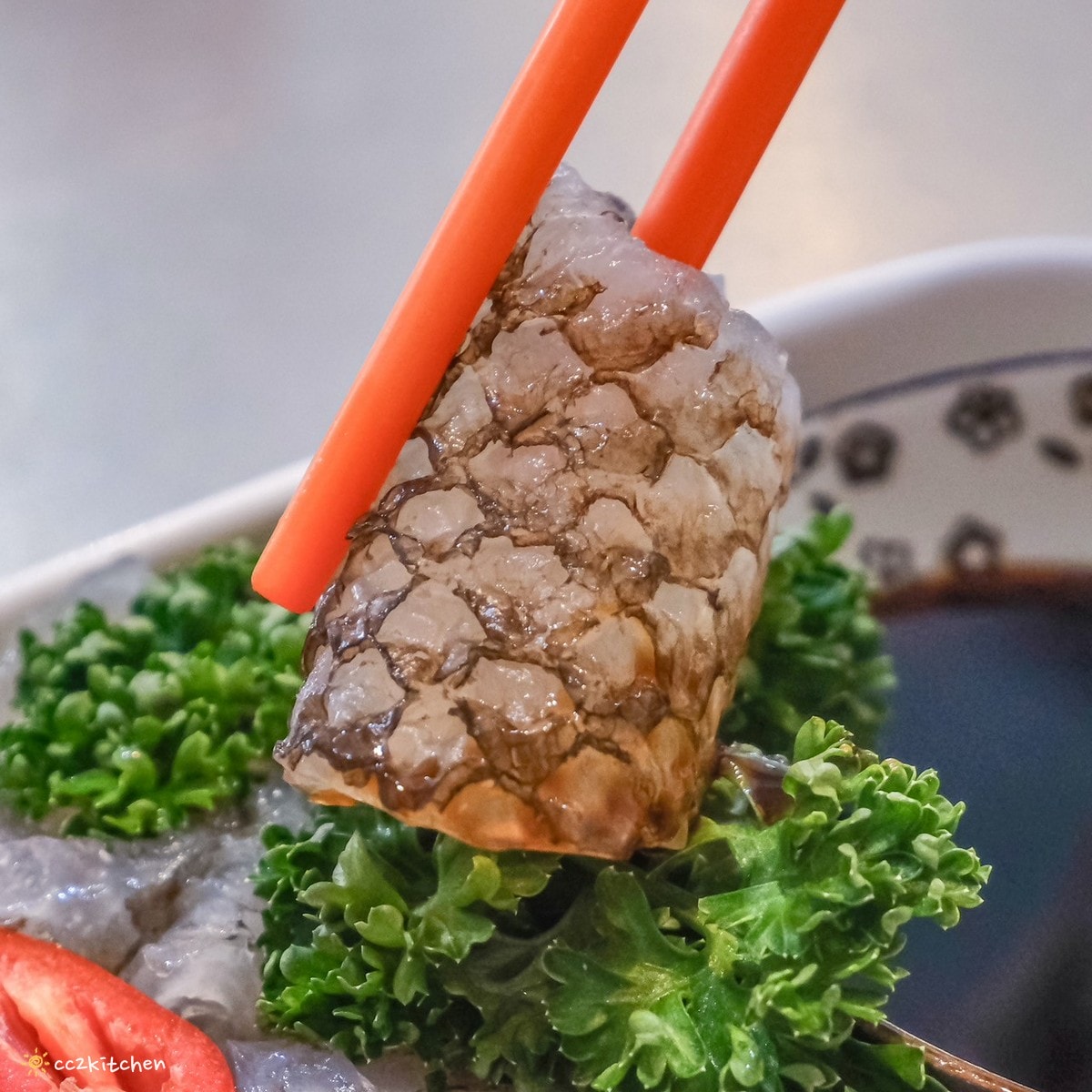 花蓮鳳林美食「孫叔叔牛骨牛肉麵」在地飄香20年的超人氣小吃!浮誇帶骨的牛肉麵豪邁大口吃,清燉湯頭不油不膩,份量大CP值高! - 第11張圖