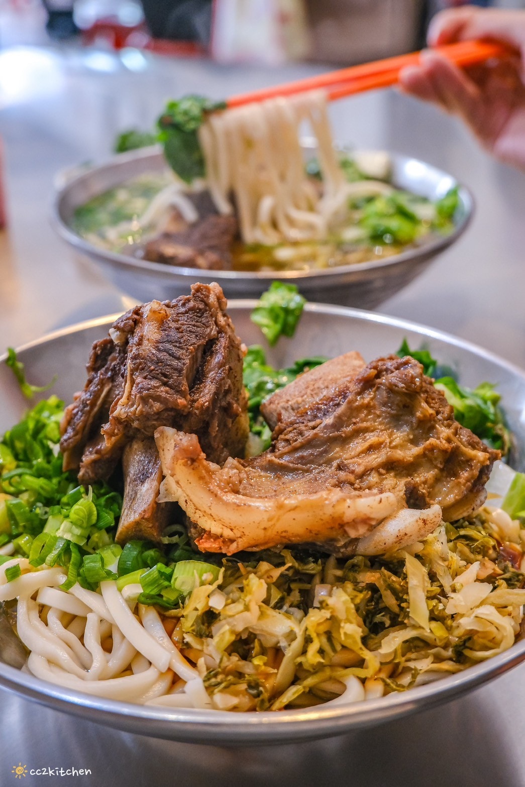 花蓮鳳林美食「孫叔叔牛骨牛肉麵」在地飄香20年的超人氣小吃!浮誇帶骨的牛肉麵豪邁大口吃,清燉湯頭不油不膩,份量大CP值高! - 第27張圖