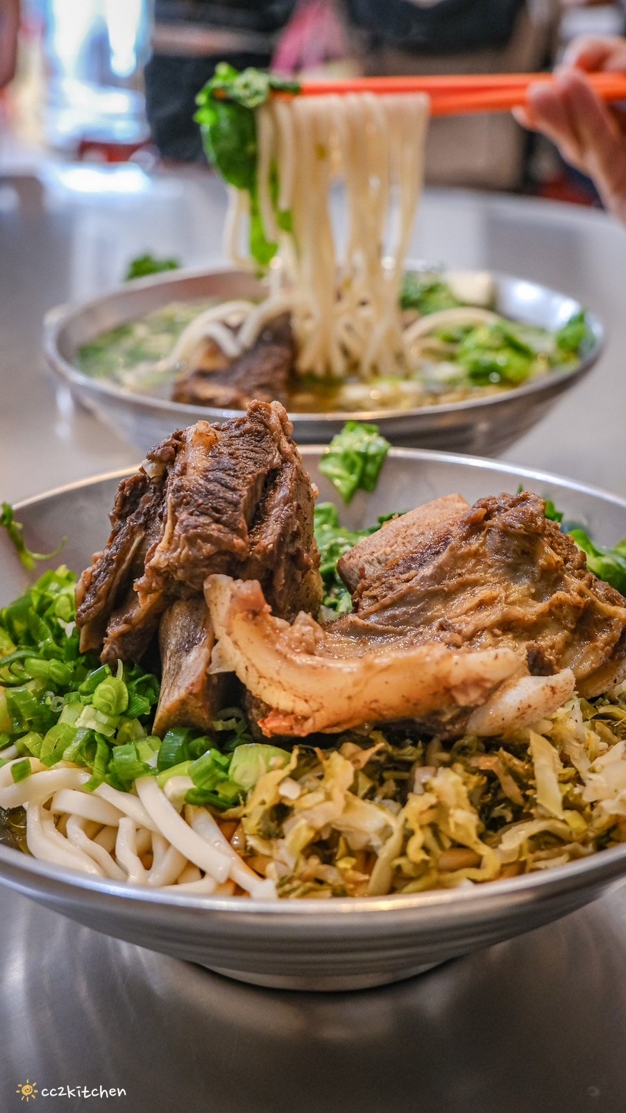 花蓮鳳林美食「孫叔叔牛骨牛肉麵」在地飄香20年的超人氣小吃!浮誇帶骨的牛肉麵豪邁大口吃,清燉湯頭不油不膩,份量大CP值高! - 第12張圖