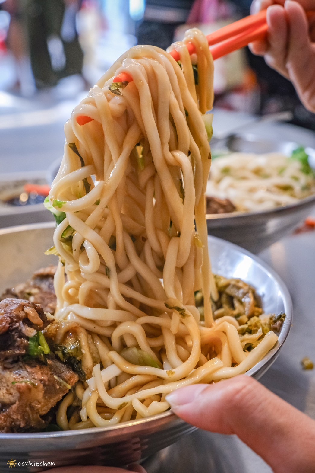 花蓮鳳林美食「孫叔叔牛骨牛肉麵」在地飄香20年的超人氣小吃!浮誇帶骨的牛肉麵豪邁大口吃,清燉湯頭不油不膩,份量大CP值高! - 第28張圖