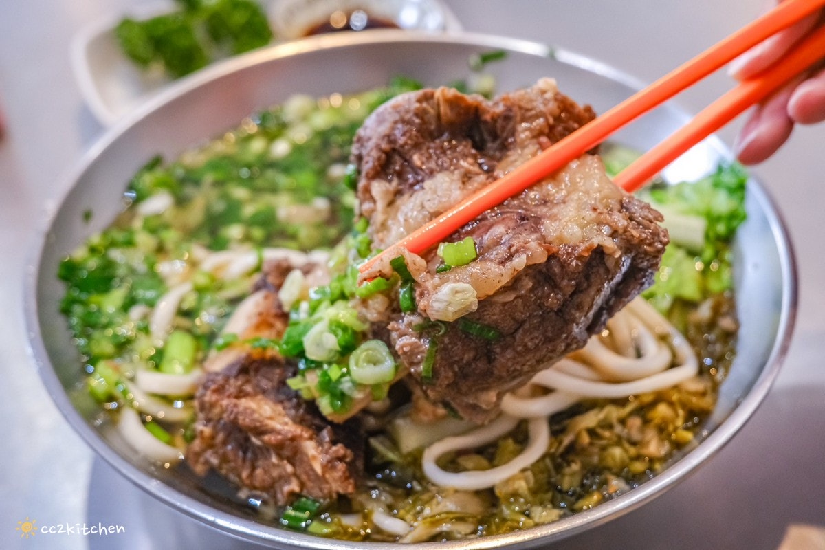 花蓮鳳林美食「孫叔叔牛骨牛肉麵」在地飄香20年的超人氣小吃!浮誇帶骨的牛肉麵豪邁大口吃,清燉湯頭不油不膩,份量大CP值高! - 第18張圖