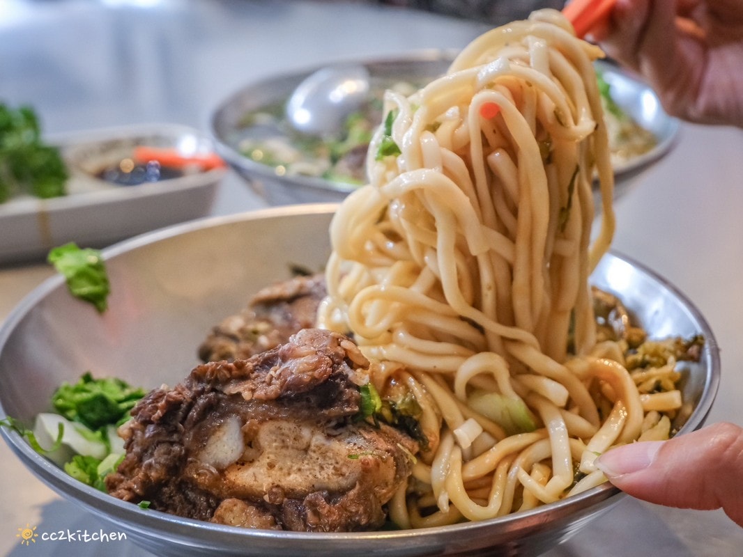 花蓮鳳林美食「孫叔叔牛骨牛肉麵」在地飄香20年的超人氣小吃!浮誇帶骨的牛肉麵豪邁大口吃,清燉湯頭不油不膩,份量大CP值高! - 第26張圖