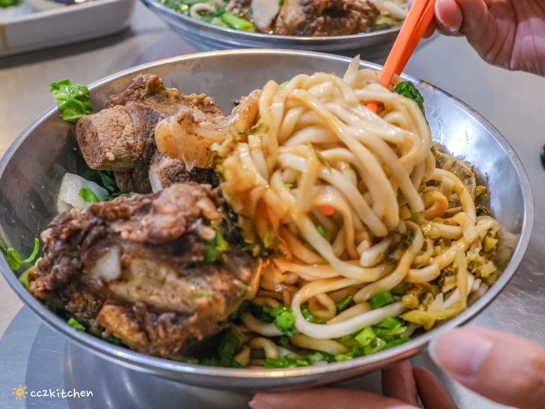花蓮鳳林美食「孫叔叔牛骨牛肉麵」在地飄香20年的超人氣小吃!浮誇帶骨的牛肉麵豪邁大口吃,清燉湯頭不油不膩,份量大CP值高! - 第25張圖