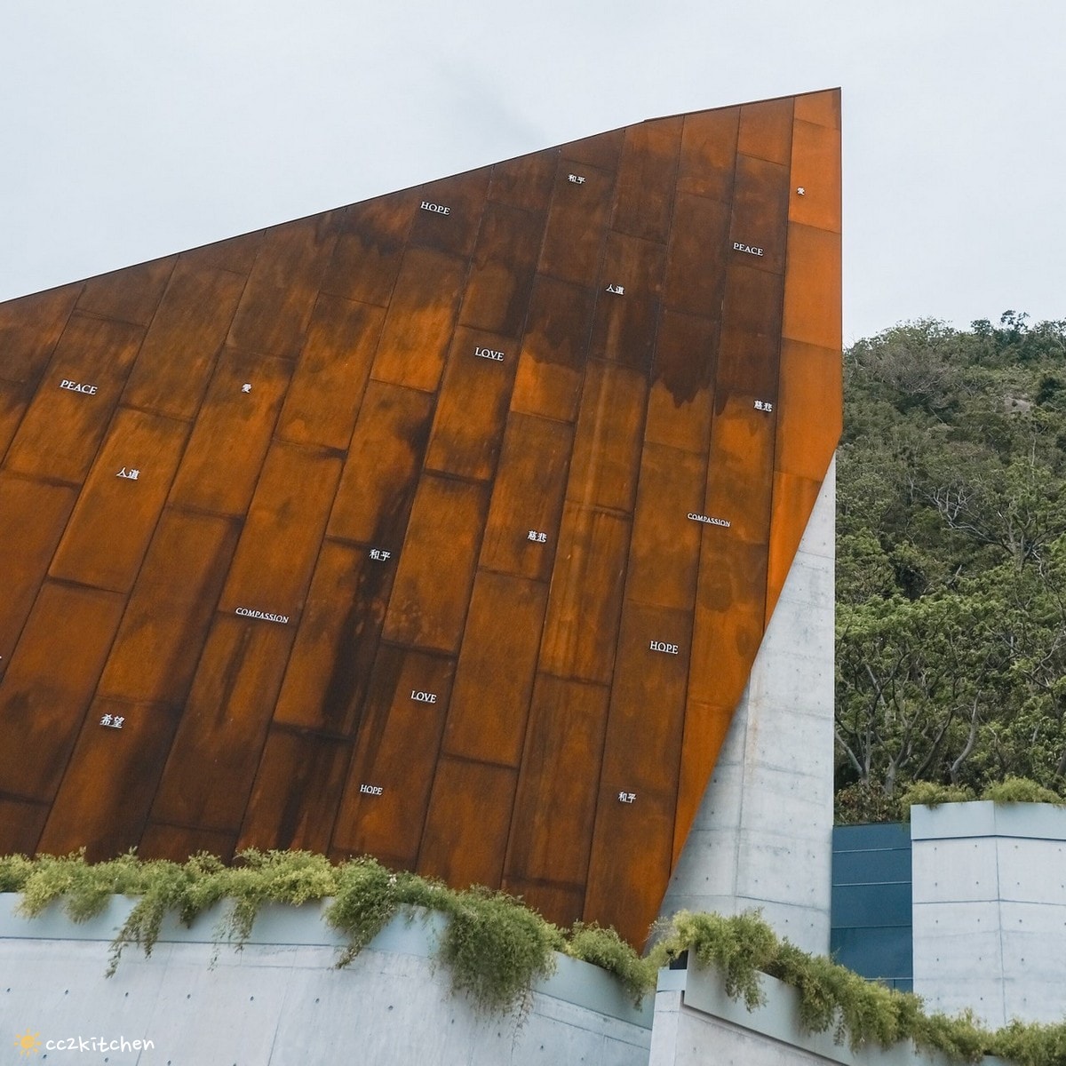 台東金樽「江賢二藝術園區Paul Chiang Art Center」台東最美、最新的國際型藝術地標開幕!結合自然景觀與建築美學,耗時10年打造而成。園區中的咖啡廳「達布西咖啡」擁有美麗的海景視野,可以喝咖啡看海~ - 第11張圖