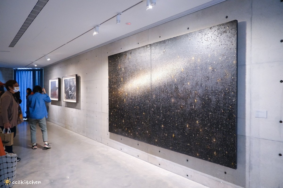 台東金樽「江賢二藝術園區Paul Chiang Art Center」台東最美、最新的國際型藝術地標開幕!結合自然景觀與建築美學,耗時10年打造而成。園區中的咖啡廳「達布西咖啡」擁有美麗的海景視野,可以喝咖啡看海~ - 第14張圖
