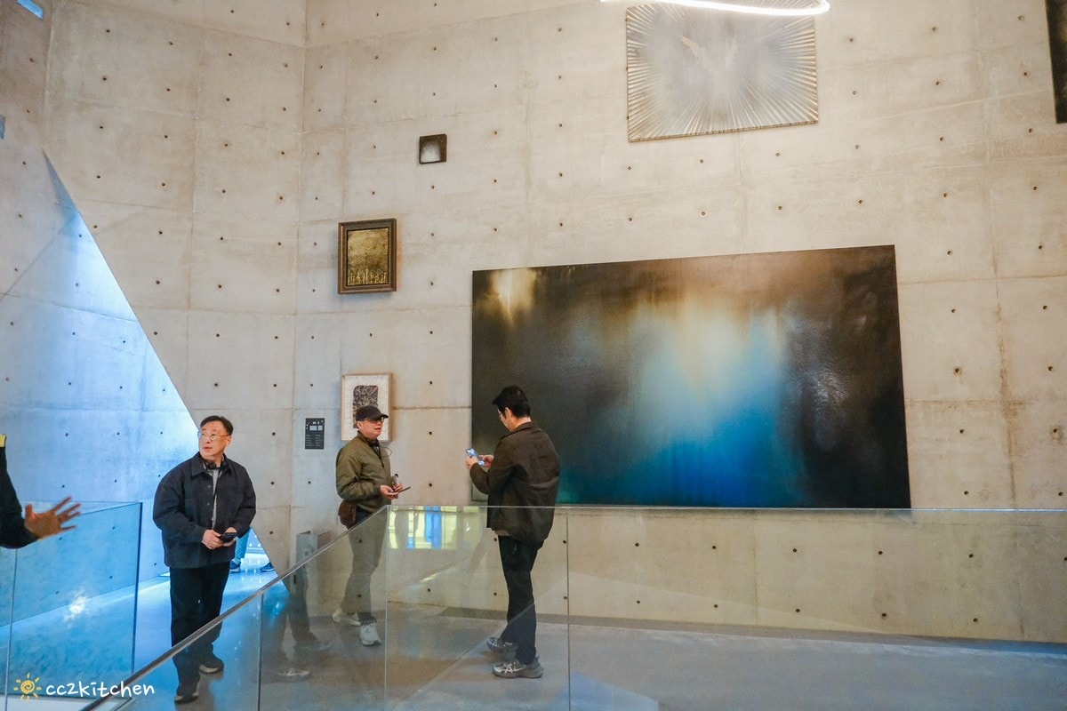 台東金樽「江賢二藝術園區Paul Chiang Art Center」台東最美、最新的國際型藝術地標開幕!結合自然景觀與建築美學,耗時10年打造而成。園區中的咖啡廳「達布西咖啡」擁有美麗的海景視野,可以喝咖啡看海~ - 第17張圖