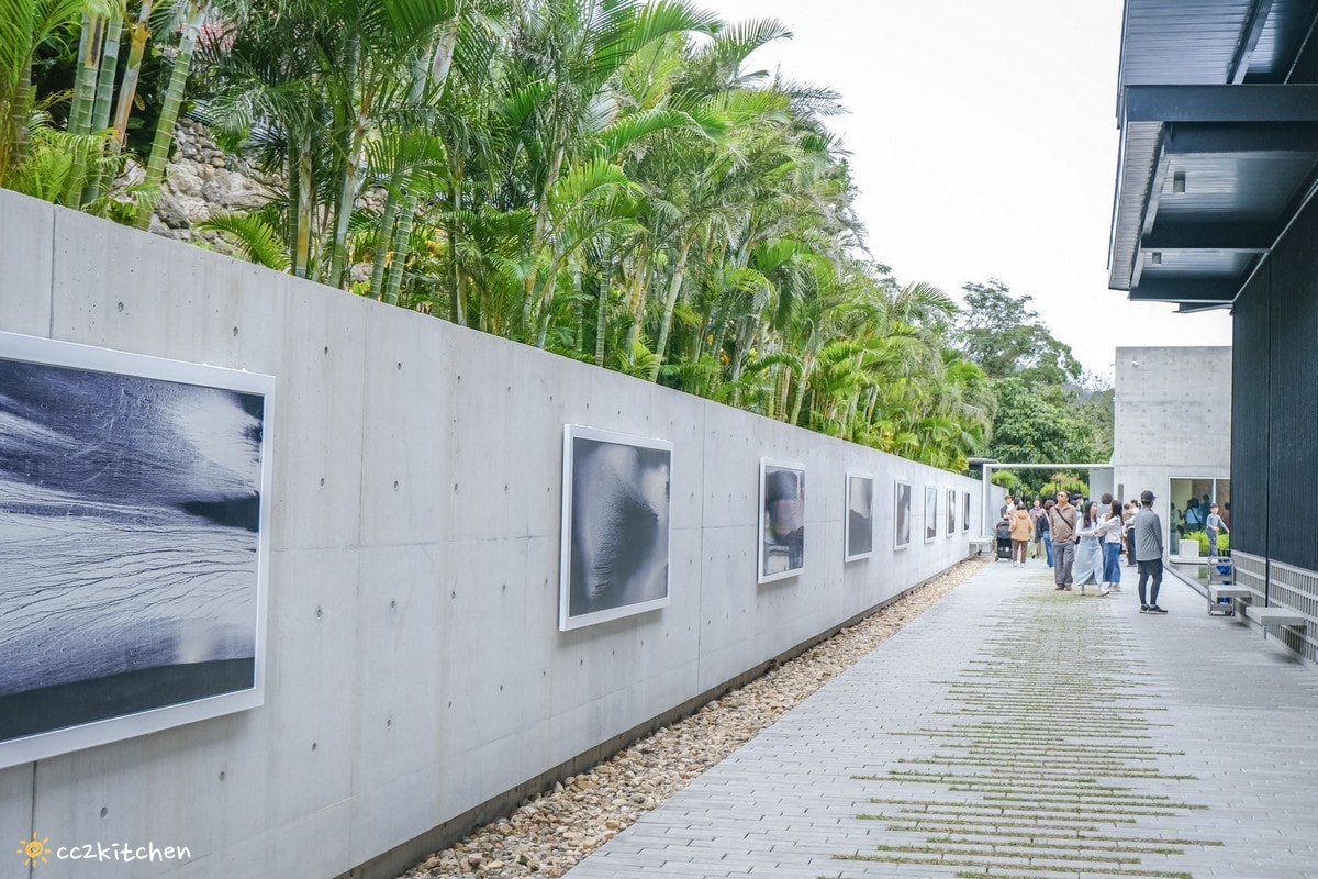 台東金樽「江賢二藝術園區Paul Chiang Art Center」台東最美、最新的國際型藝術地標開幕!結合自然景觀與建築美學,耗時10年打造而成。園區中的咖啡廳「達布西咖啡」擁有美麗的海景視野,可以喝咖啡看海~ - 第25張圖