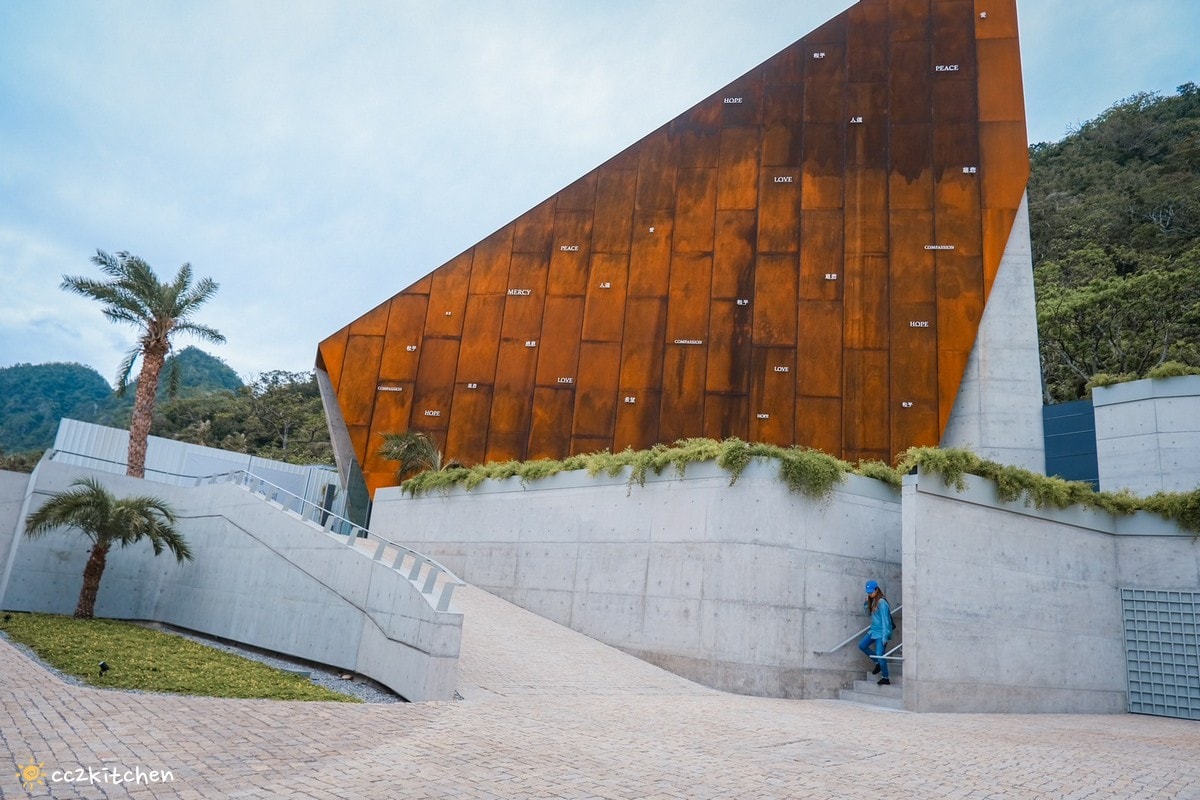台東金樽「江賢二藝術園區Paul Chiang Art Center」台東最美、最新的國際型藝術地標開幕!結合自然景觀與建築美學,耗時10年打造而成。園區中的咖啡廳「達布西咖啡」擁有美麗的海景視野,可以喝咖啡看海~ - 第10張圖