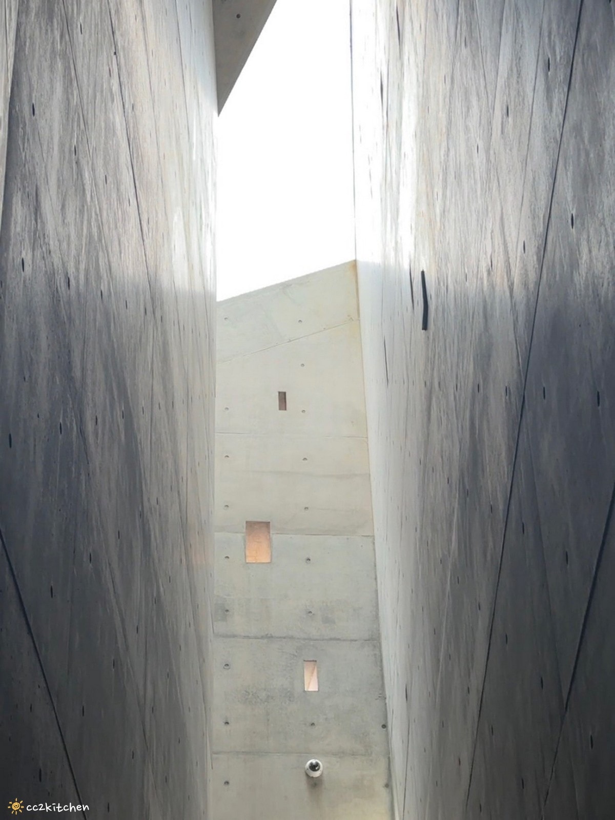 台東金樽「江賢二藝術園區Paul Chiang Art Center」台東最美、最新的國際型藝術地標開幕!結合自然景觀與建築美學,耗時10年打造而成。園區中的咖啡廳「達布西咖啡」擁有美麗的海景視野,可以喝咖啡看海~ - 第12張圖