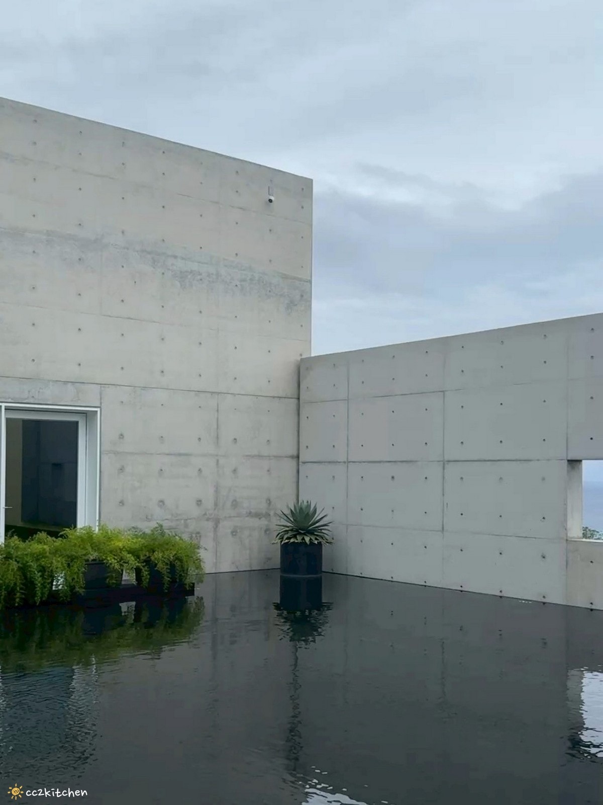 台東金樽「江賢二藝術園區Paul Chiang Art Center」台東最美、最新的國際型藝術地標開幕!結合自然景觀與建築美學,耗時10年打造而成。園區中的咖啡廳「達布西咖啡」擁有美麗的海景視野,可以喝咖啡看海~ - 第31張圖