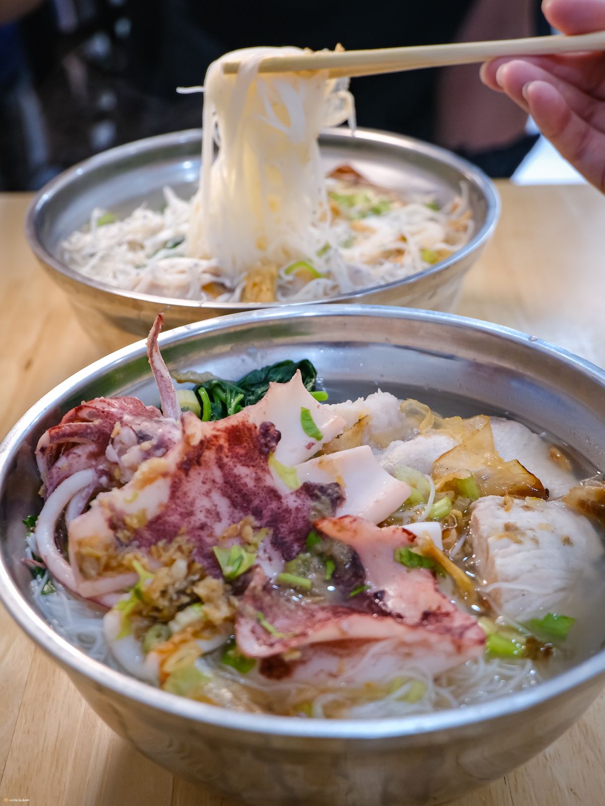 台東知本小吃「青葉食堂」隱藏在檳榔攤裡的居家小食堂,賣著好吃的小卷米粉、魩仔魚米粉,食材新鮮、配料豐盛、湯頭鮮美,一整尾的小卷超大隻!在地人推薦的好滋味。 - 第9張圖