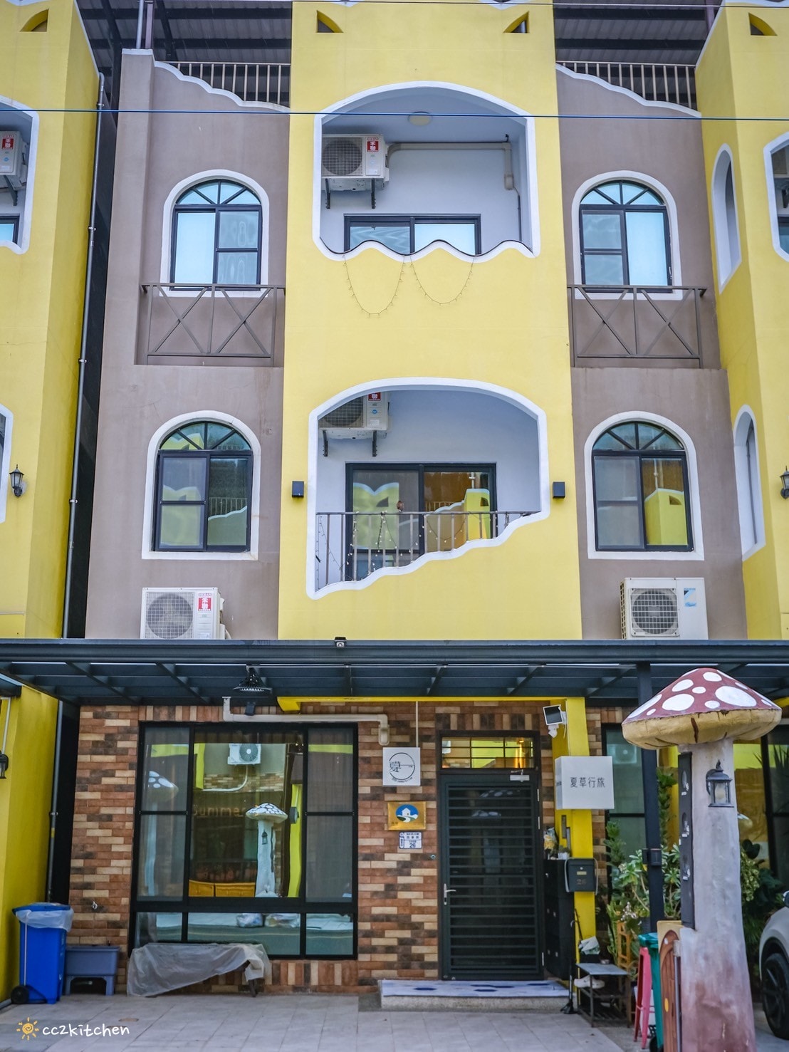 台東知本平價住宿「夏草行旅Summer Grass」,Google評論滿分的童話風質感民宿!鄰近知本火車站,泡麵、零食、飲料、咖啡通通吃到飽~包棟麻將、桌遊任意玩! - 第7張圖