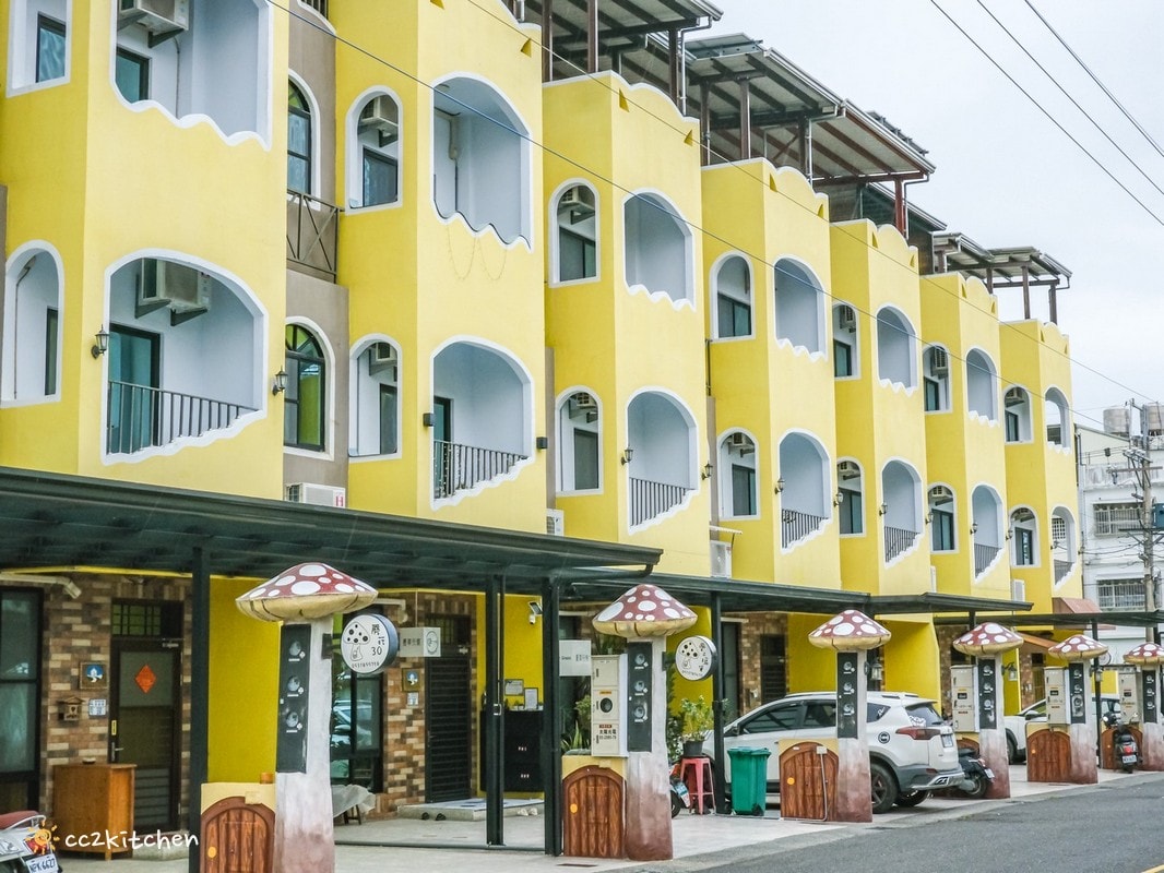 台東知本平價住宿「夏草行旅Summer Grass」,Google評論滿分的童話風質感民宿!鄰近知本火車站,泡麵、零食、飲料、咖啡通通吃到飽~包棟麻將、桌遊任意玩! - 第6張圖