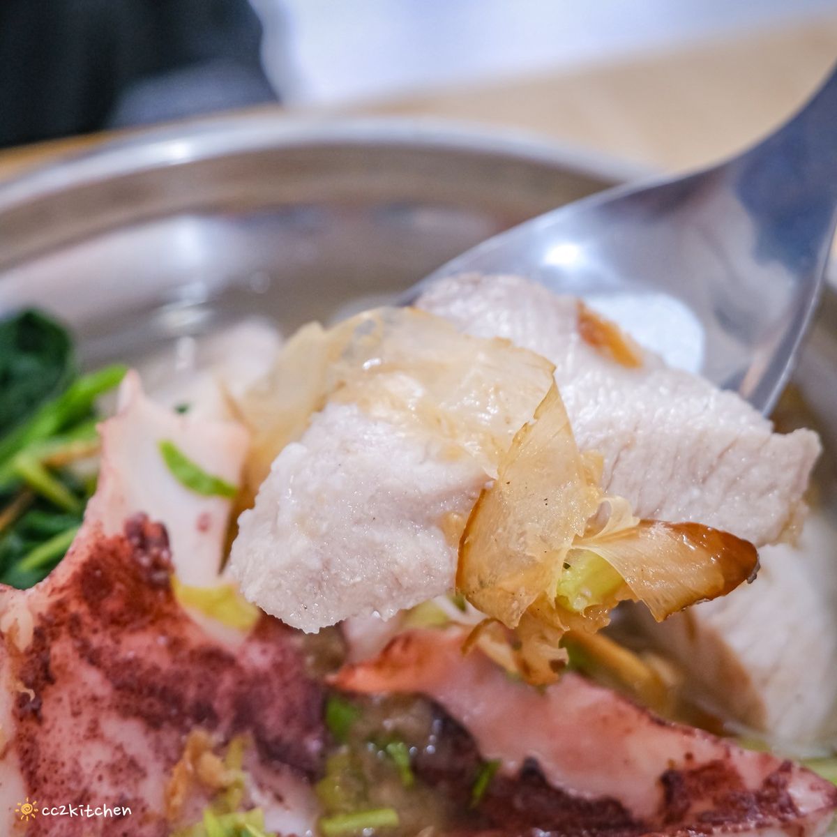 台東知本小吃「青葉食堂」隱藏在檳榔攤裡的居家小食堂,賣著好吃的小卷米粉、魩仔魚米粉,食材新鮮、配料豐盛、湯頭鮮美,一整尾的小卷超大隻!在地人推薦的好滋味。 - 第12張圖