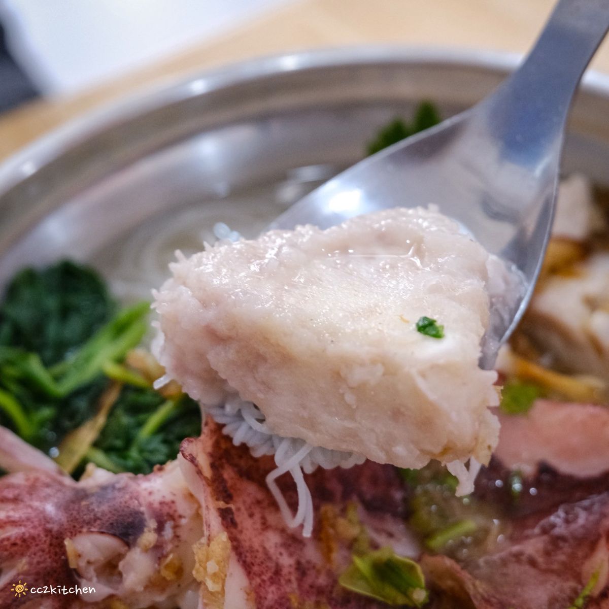 台東知本小吃「青葉食堂」隱藏在檳榔攤裡的居家小食堂,賣著好吃的小卷米粉、魩仔魚米粉,食材新鮮、配料豐盛、湯頭鮮美,一整尾的小卷超大隻!在地人推薦的好滋味。 - 第13張圖