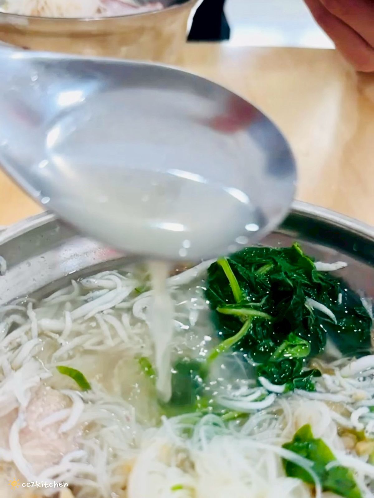 台東知本小吃「青葉食堂」隱藏在檳榔攤裡的居家小食堂,賣著好吃的小卷米粉、魩仔魚米粉,食材新鮮、配料豐盛、湯頭鮮美,一整尾的小卷超大隻!在地人推薦的好滋味。 - 第15張圖