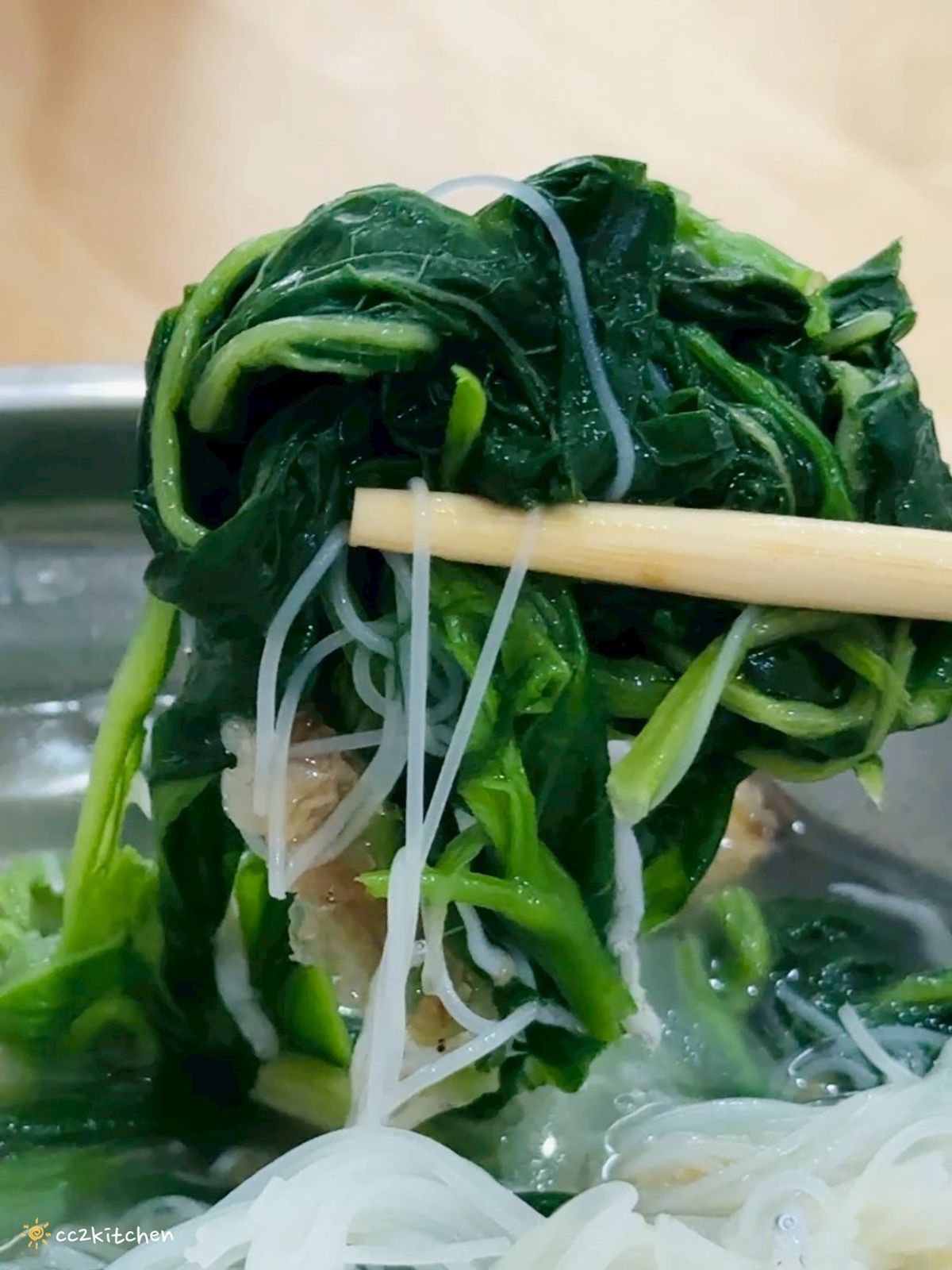 台東知本小吃「青葉食堂」隱藏在檳榔攤裡的居家小食堂,賣著好吃的小卷米粉、魩仔魚米粉,食材新鮮、配料豐盛、湯頭鮮美,一整尾的小卷超大隻!在地人推薦的好滋味。 - 第16張圖