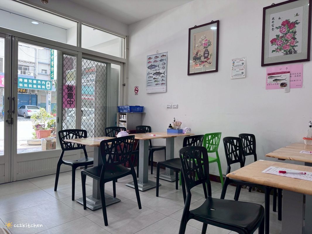 台東知本小吃「青葉食堂」隱藏在檳榔攤裡的居家小食堂,賣著好吃的小卷米粉、魩仔魚米粉,食材新鮮、配料豐盛、湯頭鮮美,一整尾的小卷超大隻!在地人推薦的好滋味。 - 第6張圖