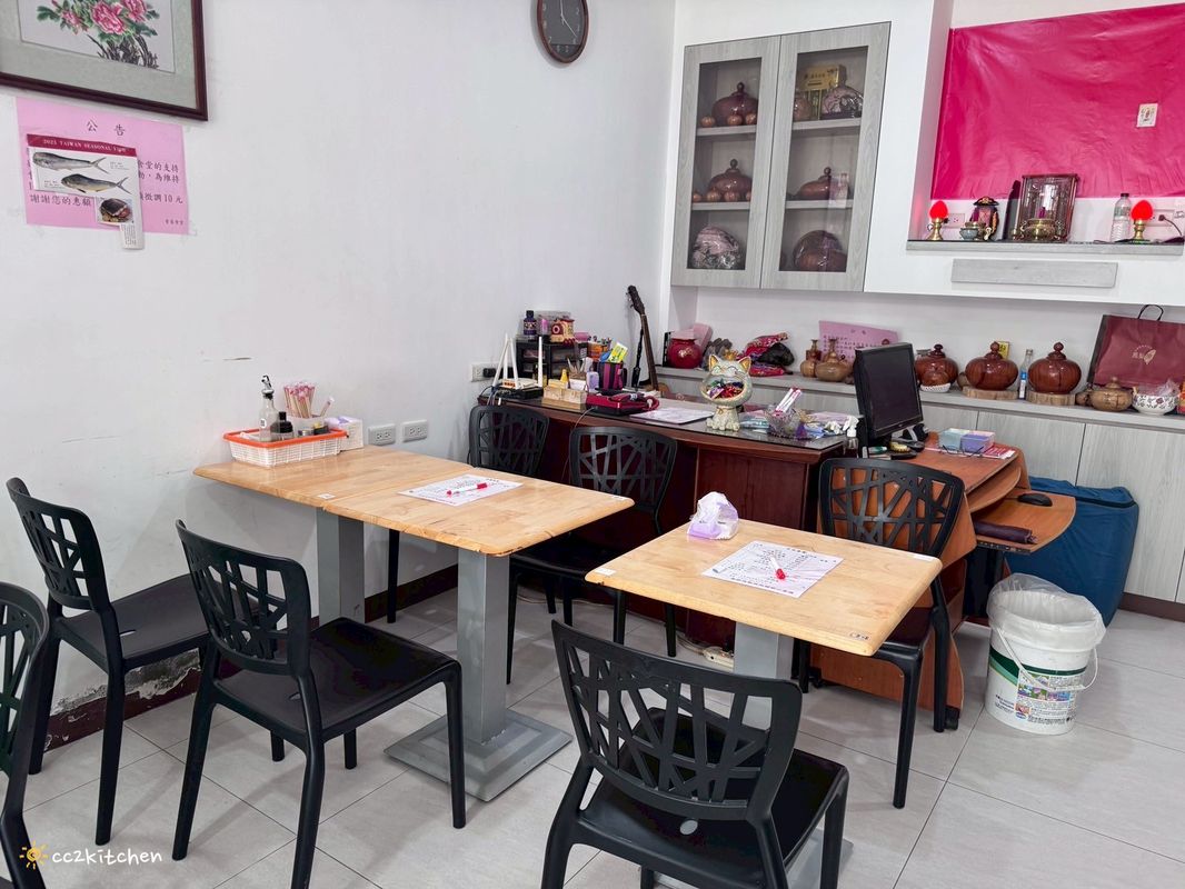 台東知本小吃「青葉食堂」隱藏在檳榔攤裡的居家小食堂,賣著好吃的小卷米粉、魩仔魚米粉,食材新鮮、配料豐盛、湯頭鮮美,一整尾的小卷超大隻!在地人推薦的好滋味。 - 第7張圖