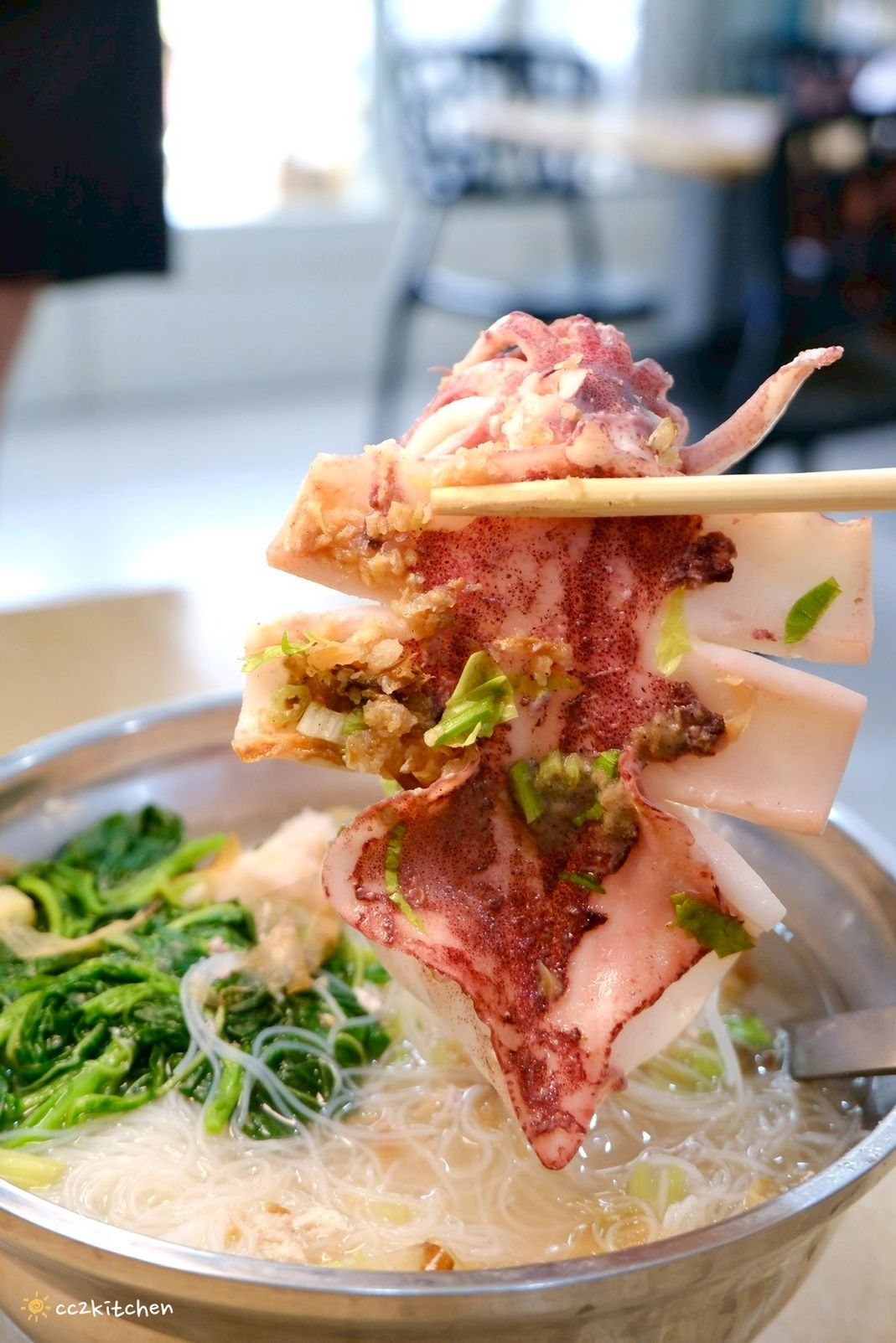 台東知本小吃「青葉食堂」隱藏在檳榔攤裡的居家小食堂,賣著好吃的小卷米粉、魩仔魚米粉,食材新鮮、配料豐盛、湯頭鮮美,一整尾的小卷超大隻!在地人推薦的好滋味。 - 第11張圖
