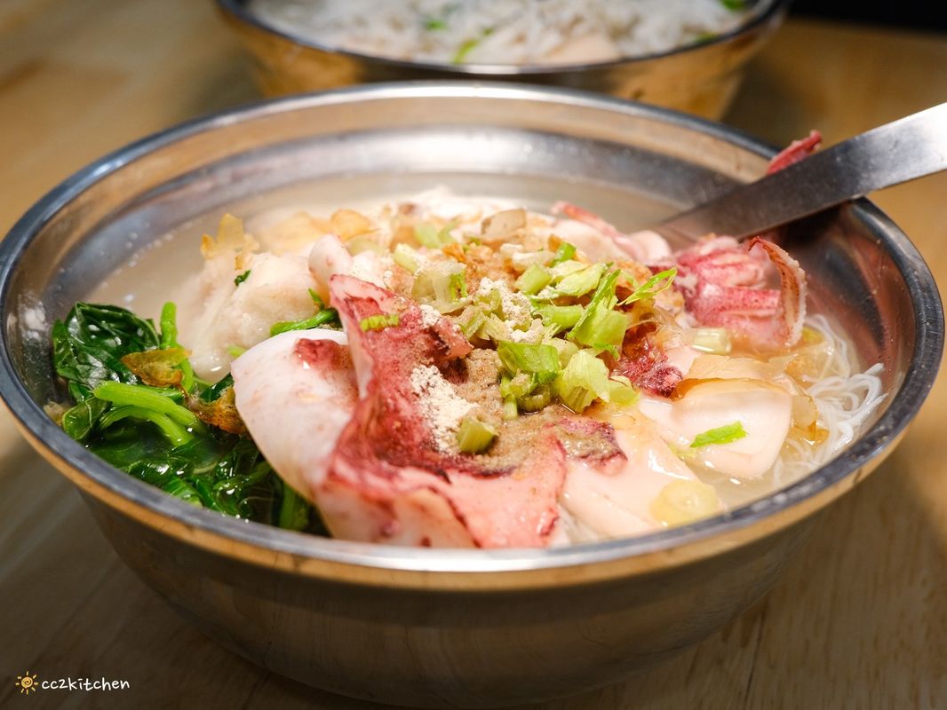 台東知本小吃「青葉食堂」隱藏在檳榔攤裡的居家小食堂,賣著好吃的小卷米粉、魩仔魚米粉,食材新鮮、配料豐盛、湯頭鮮美,一整尾的小卷超大隻!在地人推薦的好滋味。 - 第10張圖