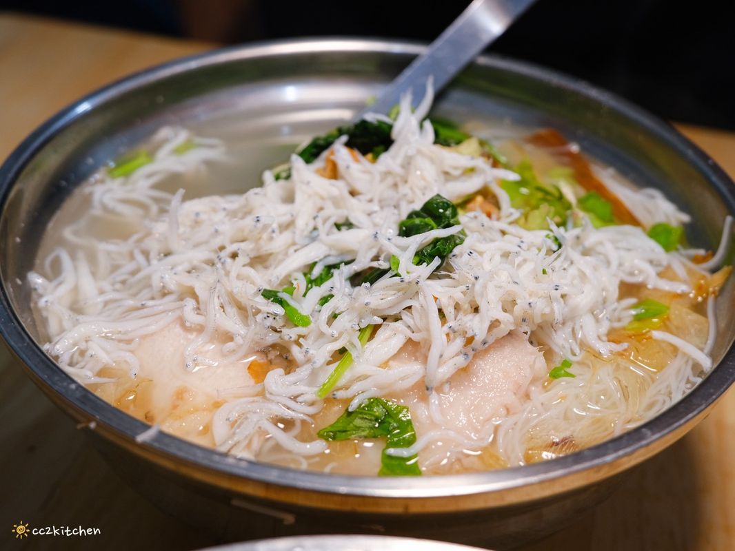台東知本小吃「青葉食堂」隱藏在檳榔攤裡的居家小食堂,賣著好吃的小卷米粉、魩仔魚米粉,食材新鮮、配料豐盛、湯頭鮮美,一整尾的小卷超大隻!在地人推薦的好滋味。 - 第14張圖