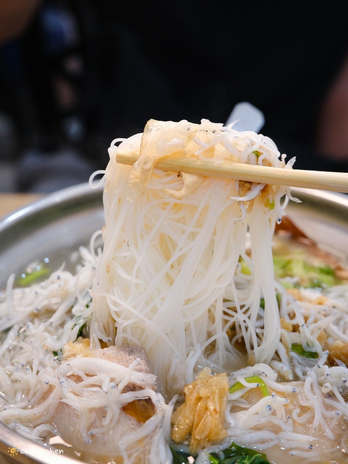 台東知本小吃「青葉食堂」隱藏在檳榔攤裡的居家小食堂,賣著好吃的小卷米粉、魩仔魚米粉,食材新鮮、配料豐盛、湯頭鮮美,一整尾的小卷超大隻!在地人推薦的好滋味。 - 第17張圖