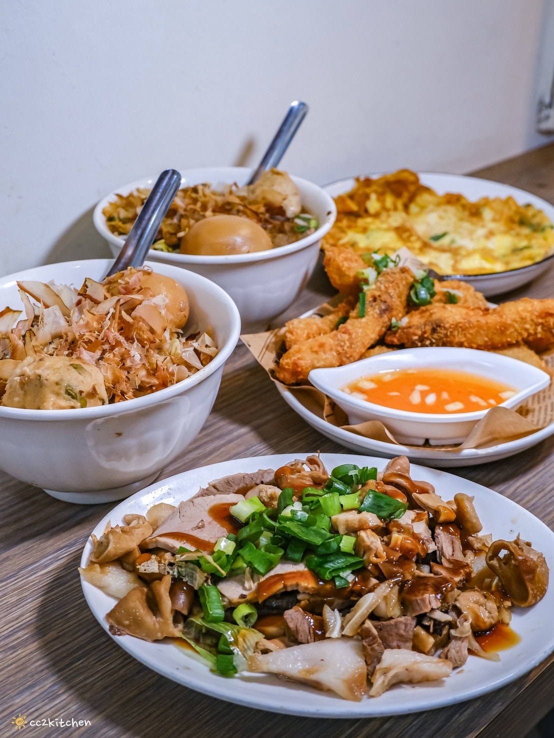 台東米苔目吃哪間?榕樹下米苔目(中華路創始老店),在地飄香60年的老字號名店,在地人從小吃到大的好滋味~推薦米苔目、松金全豬、香酥太平洋鬼頭刀。 - 第18張圖