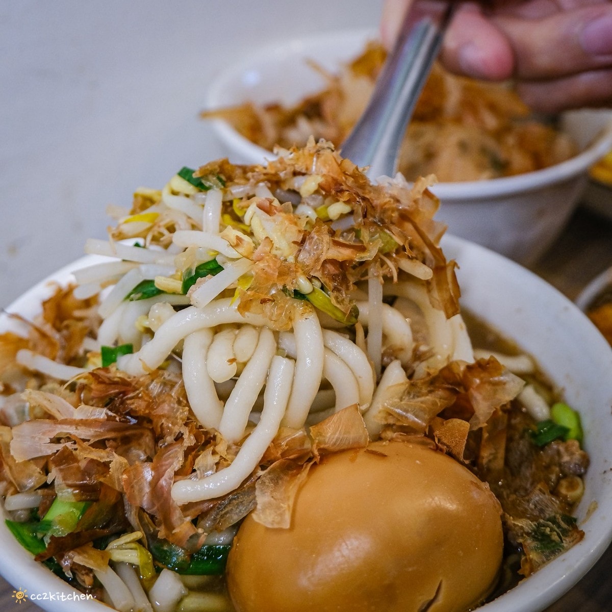 台東米苔目吃哪間?榕樹下米苔目(中華路創始老店),在地飄香60年的老字號名店,在地人從小吃到大的好滋味~推薦米苔目、松金全豬、香酥太平洋鬼頭刀。 - 第27張圖