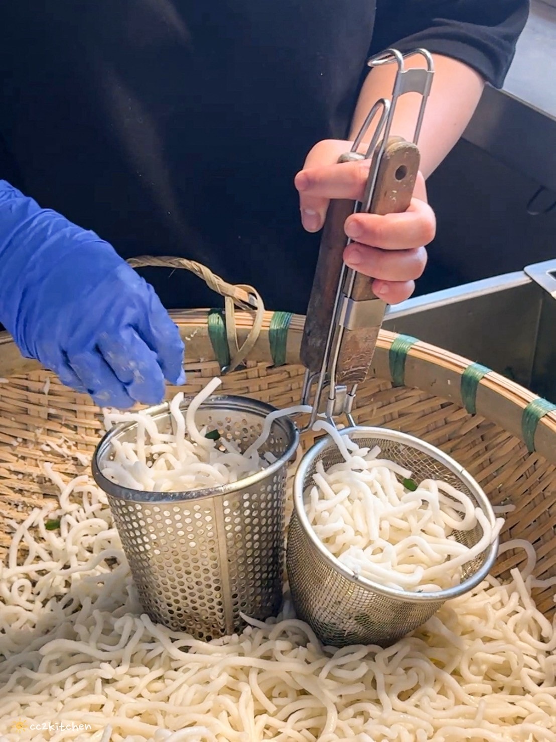 台東米苔目吃哪間?榕樹下米苔目(中華路創始老店),在地飄香60年的老字號名店,在地人從小吃到大的好滋味~推薦米苔目、松金全豬、香酥太平洋鬼頭刀。 - 第17張圖