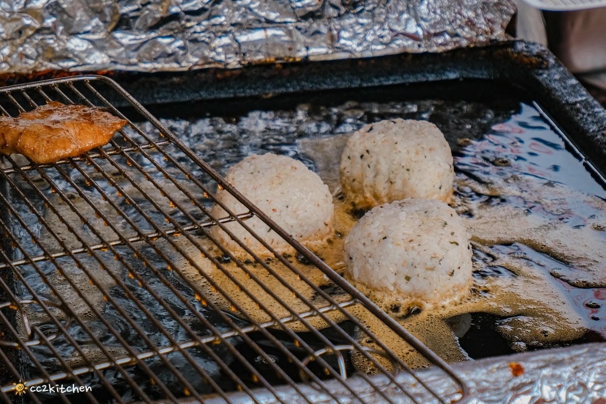 台東必吃美食「Like來顆烤飯糰Like Rice Ball」!台東最『紅』的烤飯糰,一試成主顧、吃完直接變糰粉!Google評論高達5顆星的人氣銅板美食~來台東玩不能錯過。 - 第12張圖