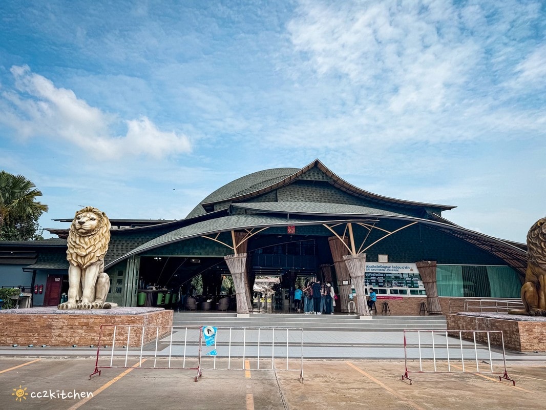 【2025泰國自由行】超狂!大城動物園「長頸鹿吉普車」體驗:餵食+拍照一次滿足,IG 打卡超吸睛!來泰國沒去會後悔的景點~ - 第2張圖
