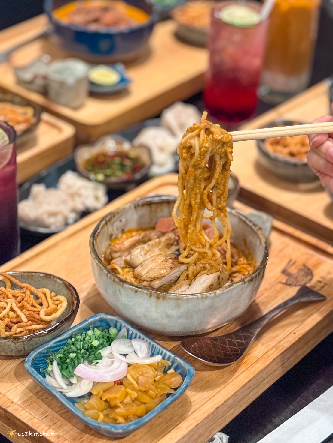 【2025泰國自由行】曼谷必吃美食!「Khao-Sō-i Soi Convent」泰北風味咖哩麵, BTS Sala Daeng捷運週邊美食~來自清邁超人氣泰北麵,曼谷市區也吃得到! - 第23張圖