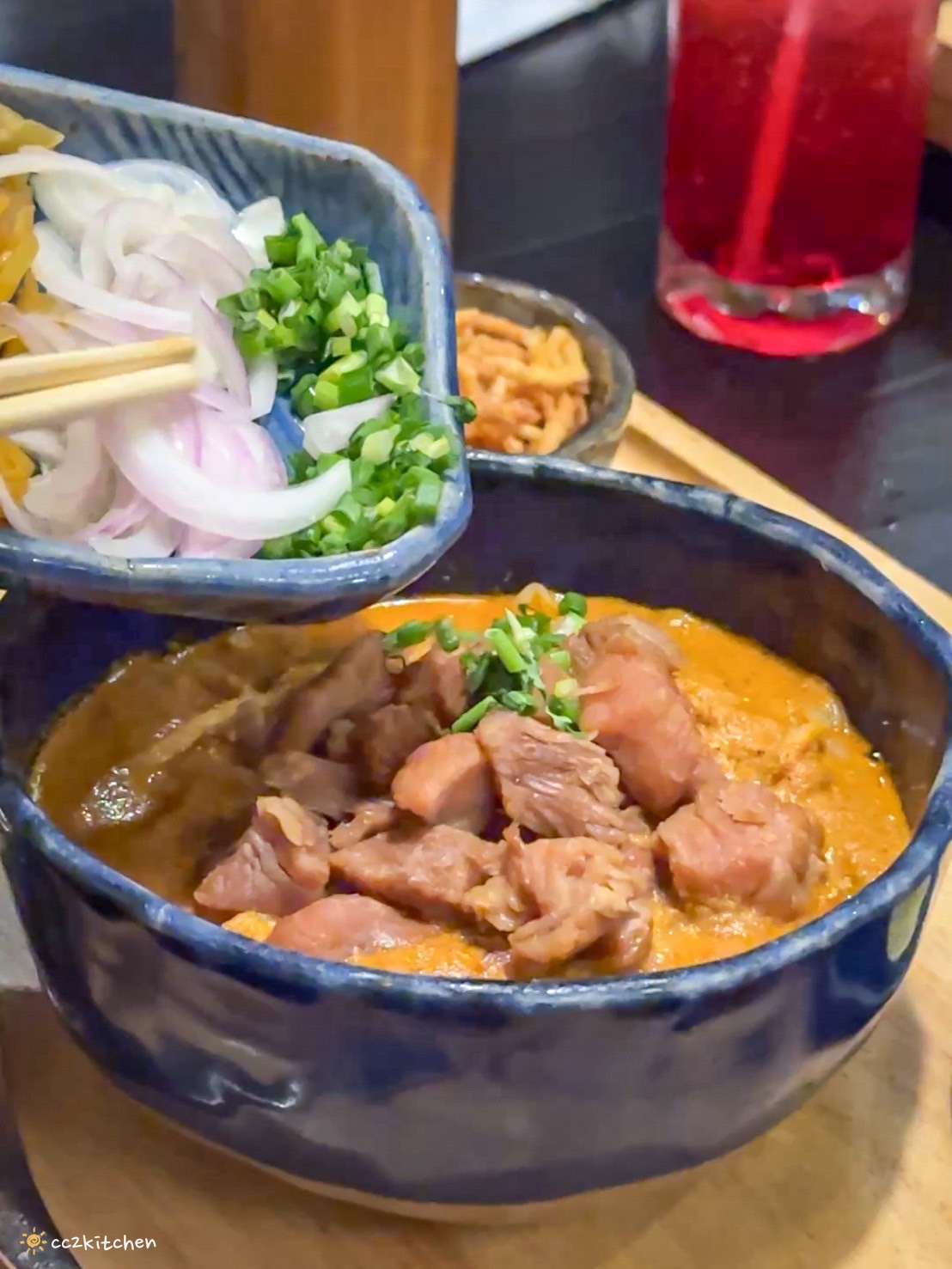 【2025泰國自由行】曼谷必吃美食!「Khao-Sō-i Soi Convent」泰北風味咖哩麵, BTS Sala Daeng捷運週邊美食~來自清邁超人氣泰北麵,曼谷市區也吃得到! - 第34張圖