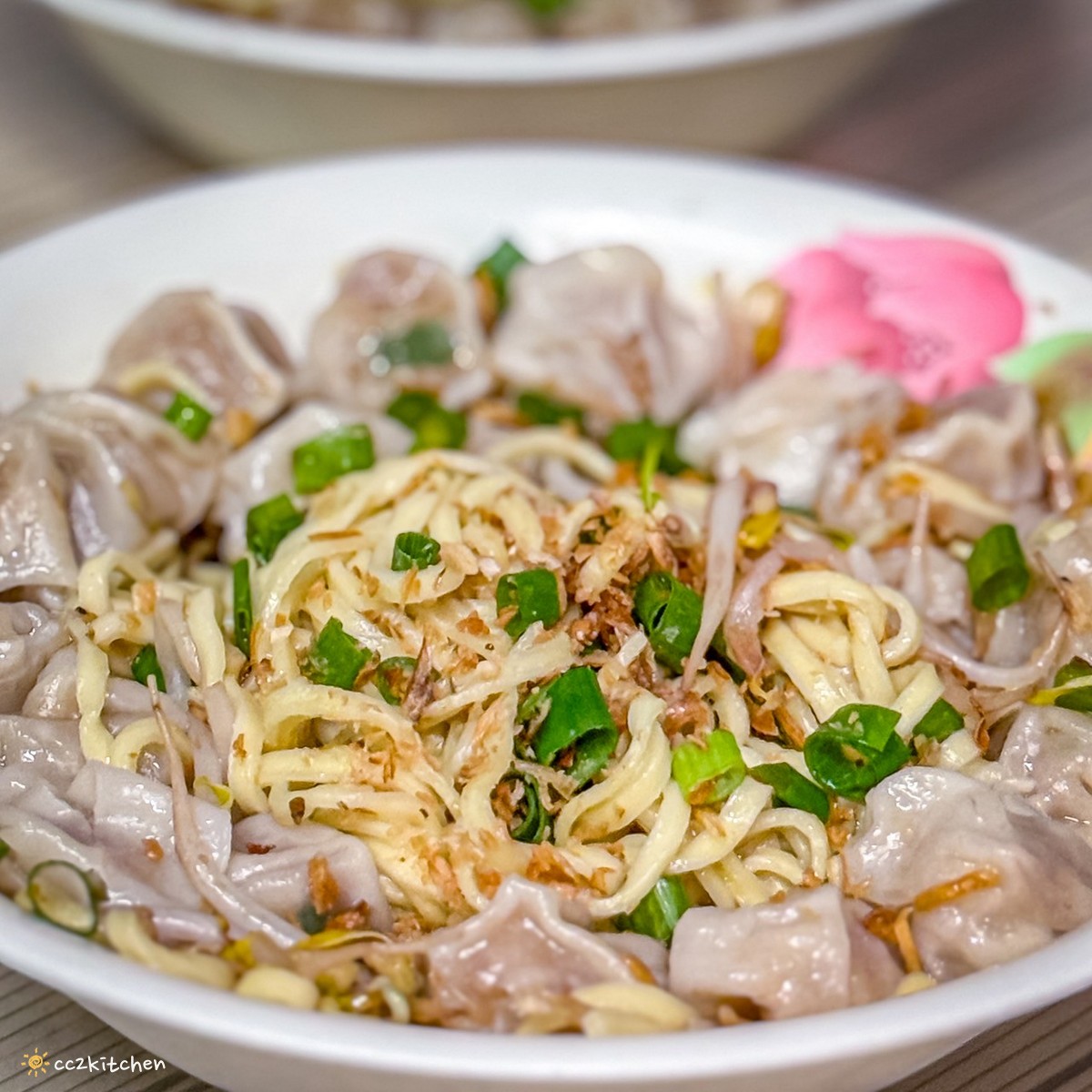 台東佛系餛飩麵店「餛飩多多」,60元就能吃到20顆餛飩+超大碗意麵,CP值超高!每日限量、售完為止,隱藏在中山路巷弄內的銅板美食。 - 第14張圖