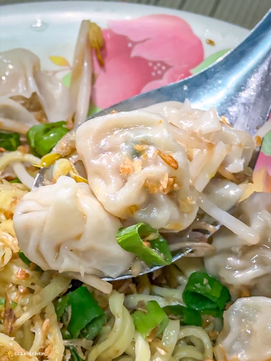 台東佛系餛飩麵店「餛飩多多」,60元就能吃到20顆餛飩+超大碗意麵,CP值超高!每日限量、售完為止,隱藏在中山路巷弄內的銅板美食。 - 第13張圖