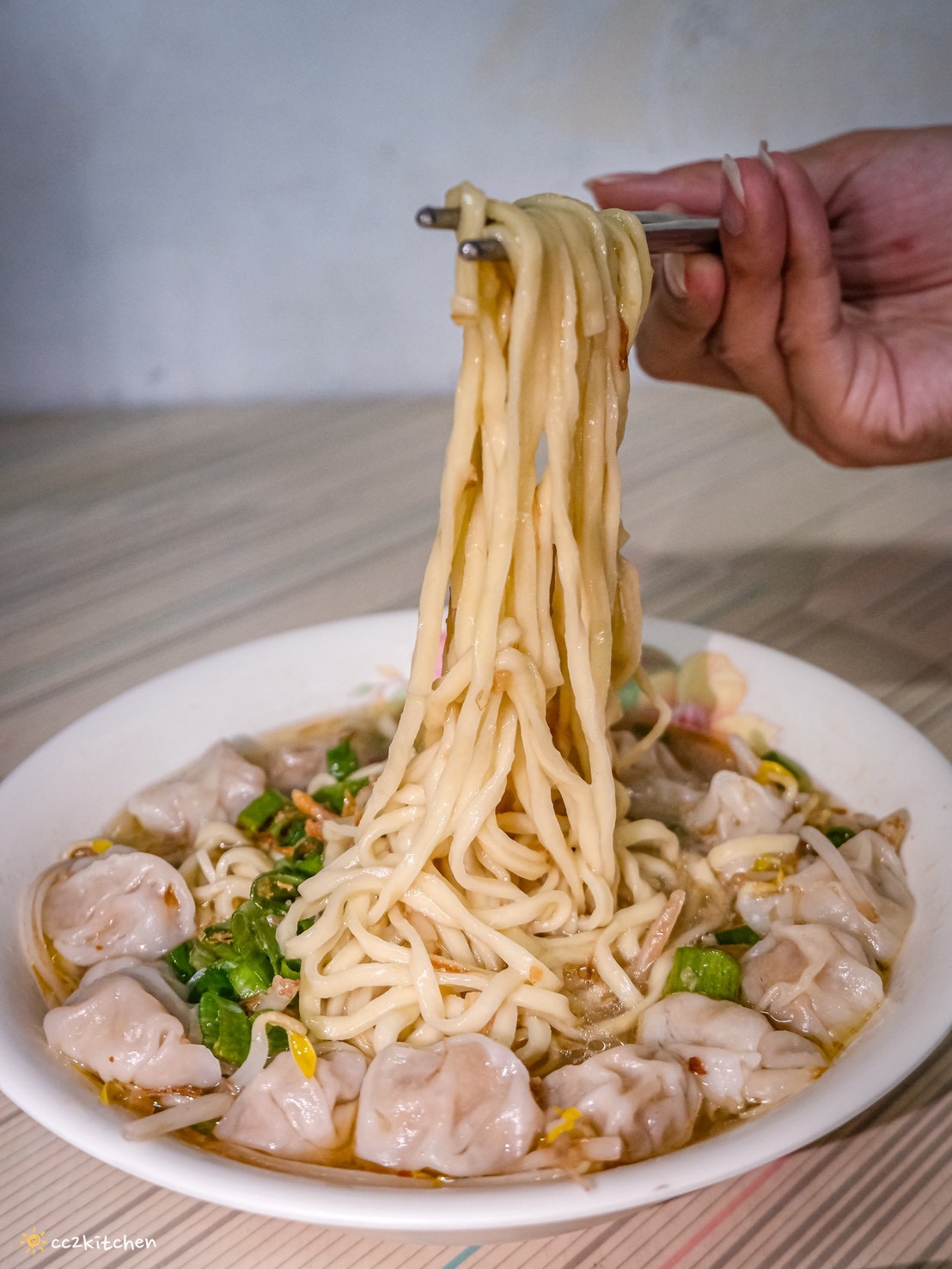 台東佛系餛飩麵店「餛飩多多」,60元就能吃到20顆餛飩+超大碗意麵,CP值超高!每日限量、售完為止,隱藏在中山路巷弄內的銅板美食。 - 第15張圖