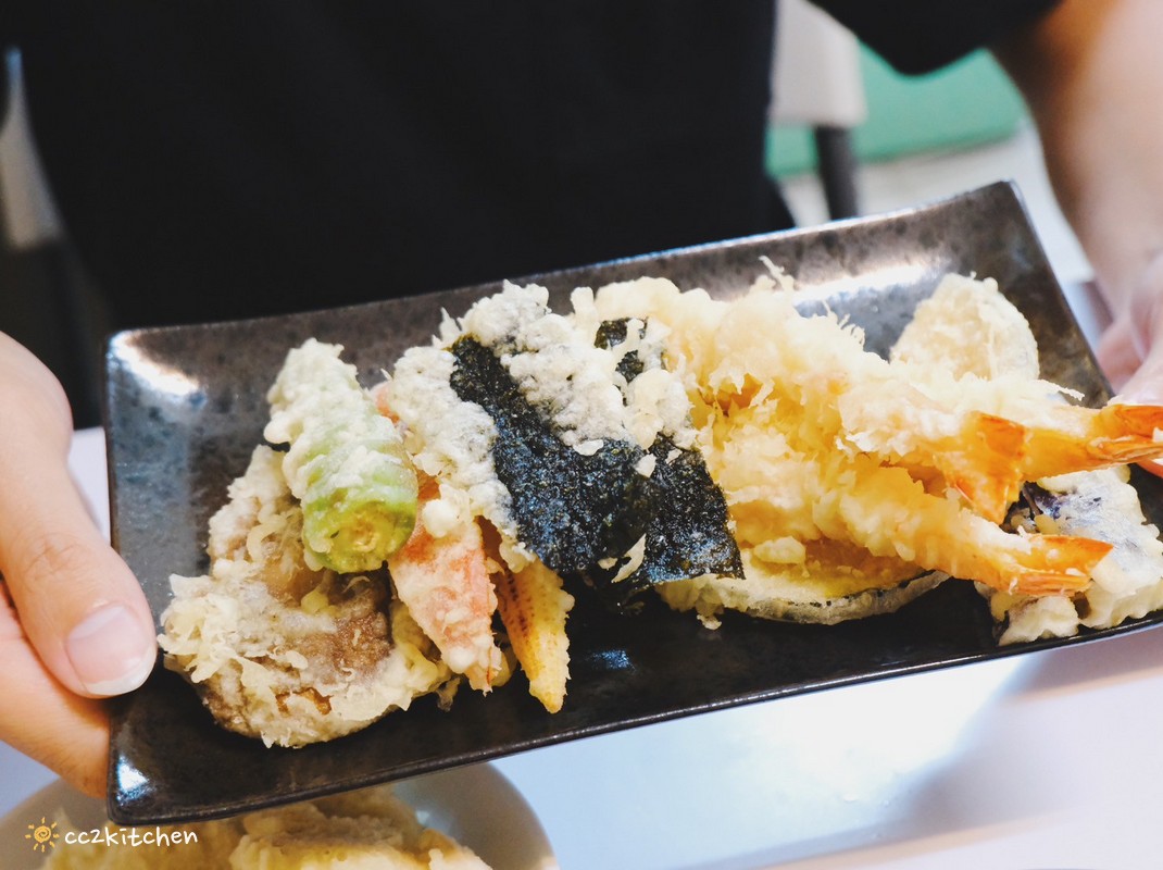 台東南王美食「八九九天婦羅店」隱身在綠色隧道旁的天婦羅專賣店,定食套餐、天丼蓋飯份量大又實在。 - 第18張圖
