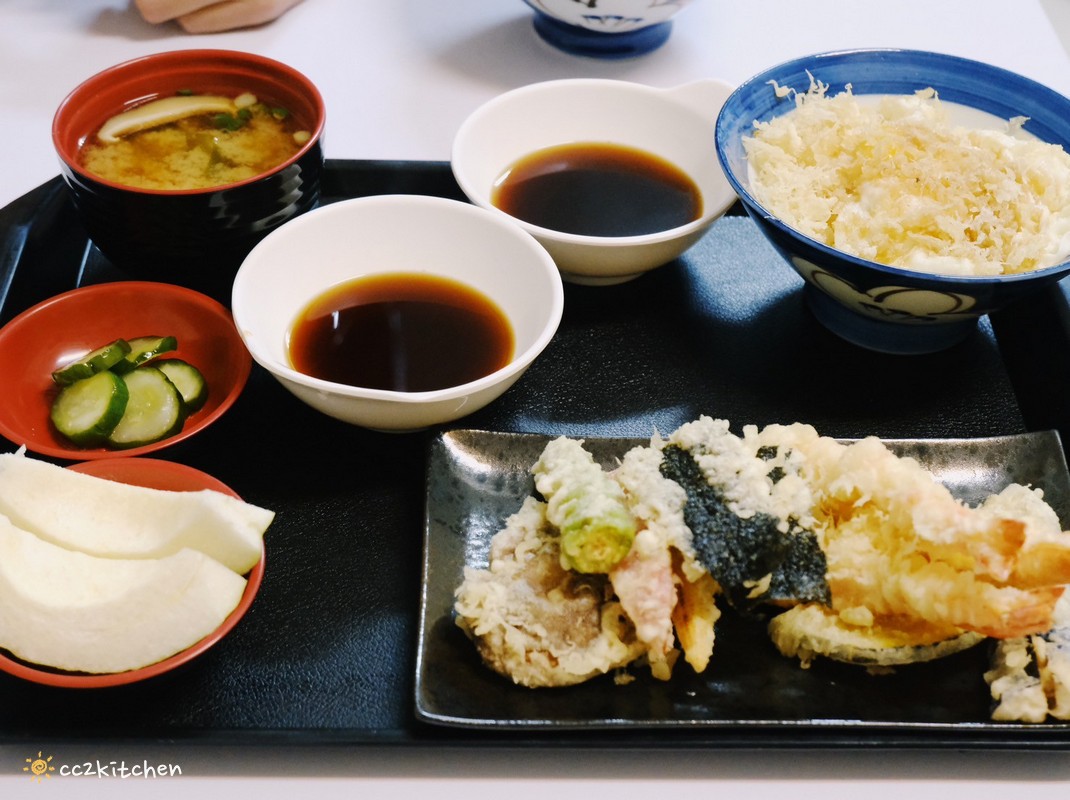 台東南王美食「八九九天婦羅店」隱身在綠色隧道旁的天婦羅專賣店,定食套餐、天丼蓋飯份量大又實在。 - 第17張圖