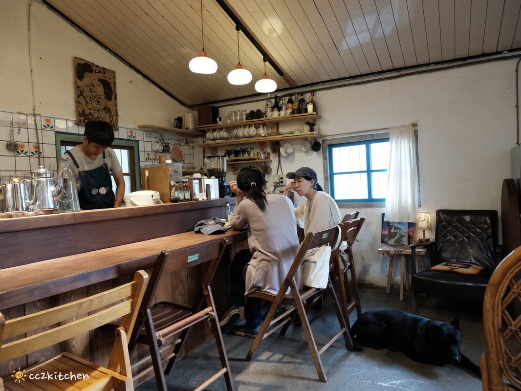 台東長濱咖啡廳「懶人院 Lazy Please」70年老屋改建的懶人專屬咖啡廳,寵物友善鄉村風格完美融合!放慢腳步享受悠閒的咖啡下午茶時光。 - 第16張圖