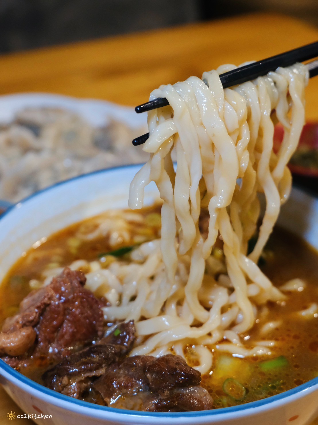 台東隱藏版超大顆爆餡手工水餃!「豐里食堂」安東塑膠旁的眷村味麵食館,藝人常常造訪的隱藏版食堂,賣著大顆又好吃的手工水餃、美味的紅燒牛肉拉麵! - 第39張圖