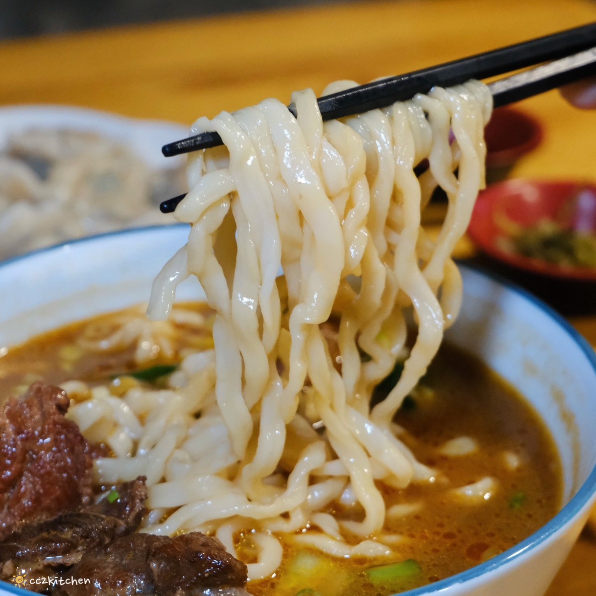台東隱藏版超大顆爆餡手工水餃!「豐里食堂」安東塑膠旁的眷村味麵食館,藝人常常造訪的隱藏版食堂,賣著大顆又好吃的手工水餃、美味的紅燒牛肉拉麵! - 第27張圖