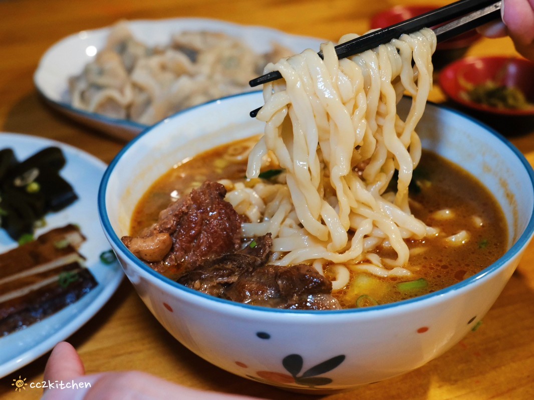 台東隱藏版超大顆爆餡手工水餃!「豐里食堂」安東塑膠旁的眷村味麵食館,藝人常常造訪的隱藏版食堂,賣著大顆又好吃的手工水餃、美味的紅燒牛肉拉麵! - 第26張圖