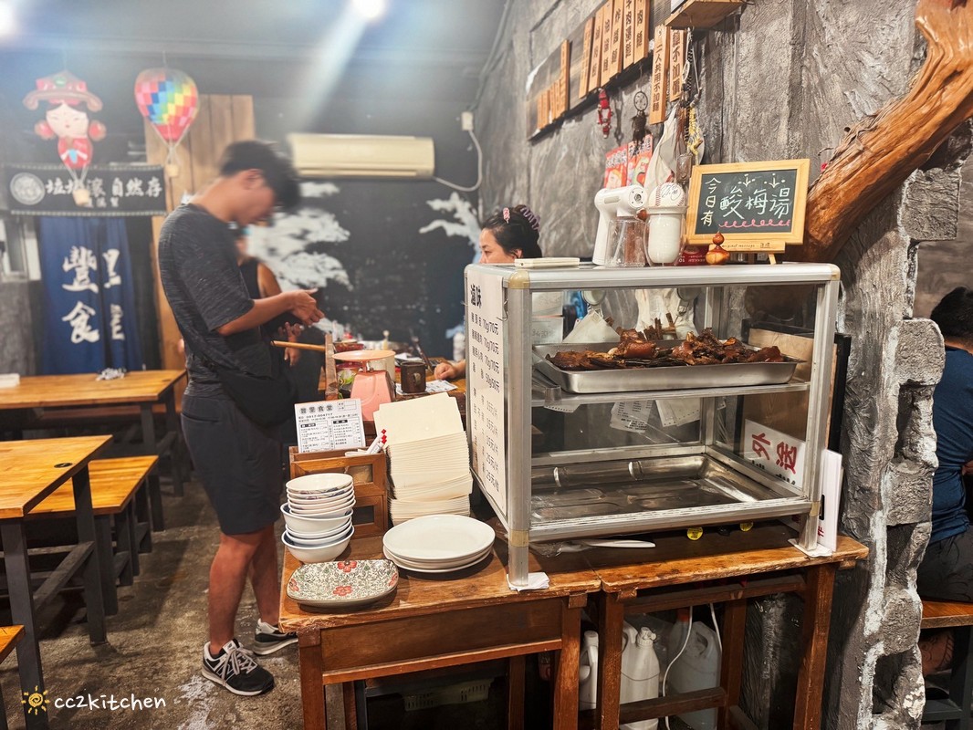 台東隱藏版超大顆爆餡手工水餃!「豐里食堂」安東塑膠旁的眷村味麵食館,藝人常常造訪的隱藏版食堂,賣著大顆又好吃的手工水餃、美味的紅燒牛肉拉麵! - 第16張圖