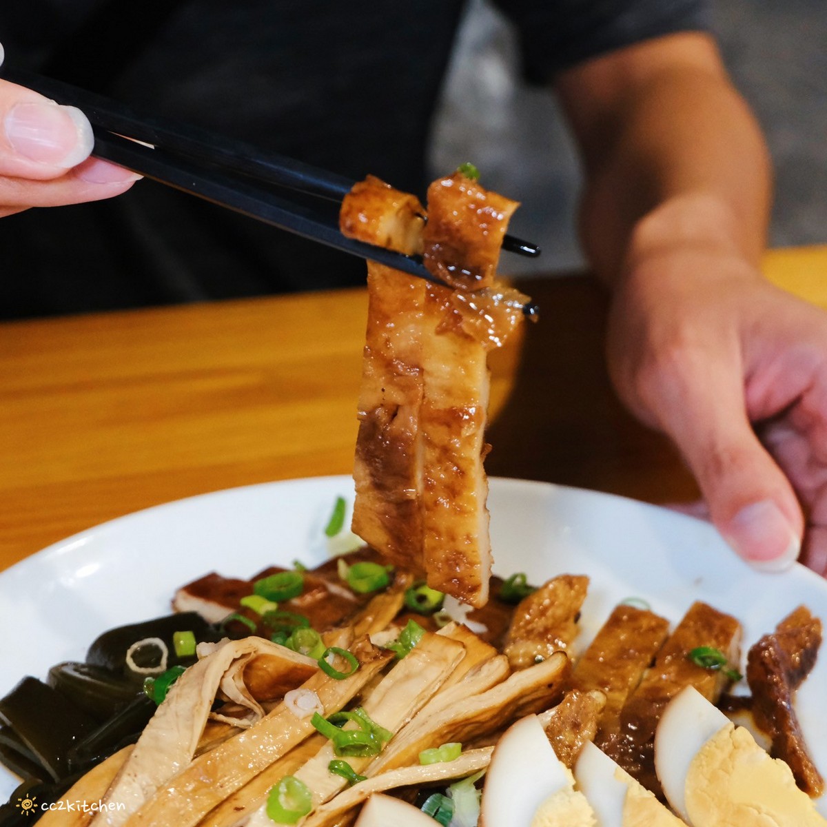 台東隱藏版超大顆爆餡手工水餃!「豐里食堂」安東塑膠旁的眷村味麵食館,藝人常常造訪的隱藏版食堂,賣著大顆又好吃的手工水餃、美味的紅燒牛肉拉麵! - 第19張圖