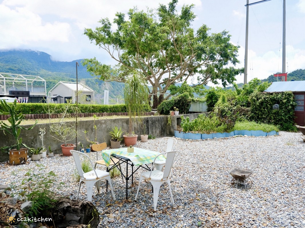 台東鹿野秘境咖啡廳「南島百合Lily Of Island Eatery」,隱身在鹿野中興崗哨旁的鄉村風療癒系小店,提供咖啡、茶酒、現打果汁與友善土地蔬食料理。 - 第14張圖