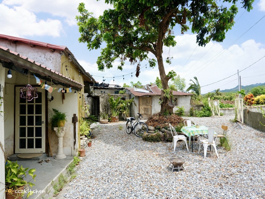 台東鹿野秘境咖啡廳「南島百合Lily Of Island Eatery」,隱身在鹿野中興崗哨旁的鄉村風療癒系小店,提供咖啡、茶酒、現打果汁與友善土地蔬食料理。 - 第18張圖