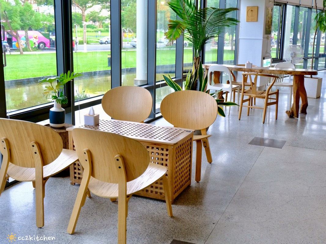 隱藏在台東美術館裡的最美咖啡廳!「野室珈琲W.G.cafe」,挑高空間與自然光打造通透氛圍,一邊用餐一邊欣賞綠意~ - 第17張圖