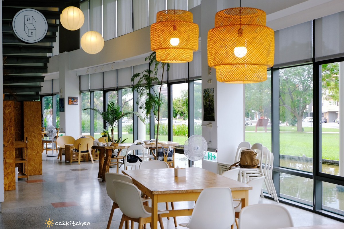 隱藏在台東美術館裡的最美咖啡廳!「野室珈琲W.G.cafe」,挑高空間與自然光打造通透氛圍,一邊用餐一邊欣賞綠意~ - 第14張圖